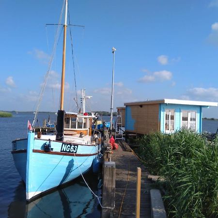 Waterhuisjes Op De Pier Van Lauwersmeerplezier! Lauwersoog Exteriör bild