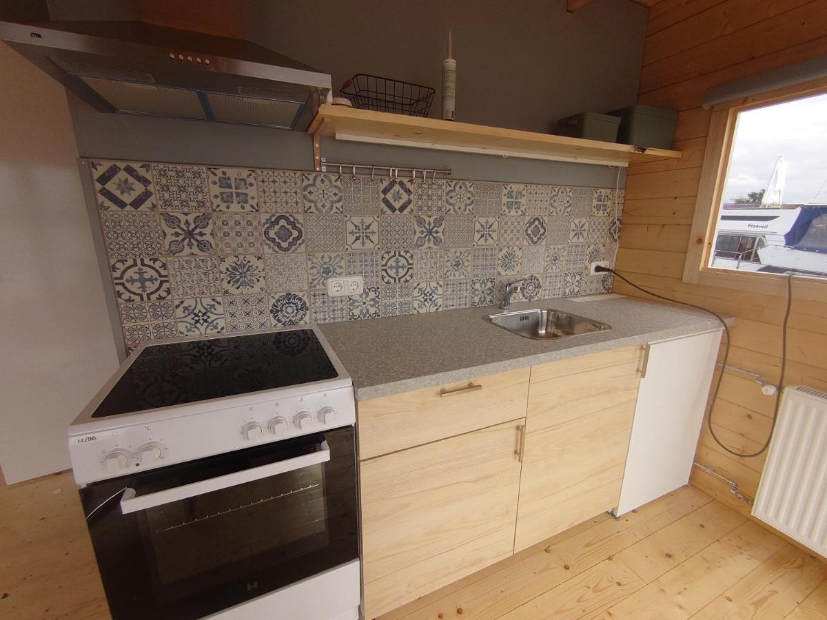 Waterhuisjes Op De Pier Van Lauwersmeerplezier! Lauwersoog Exteriör bild
