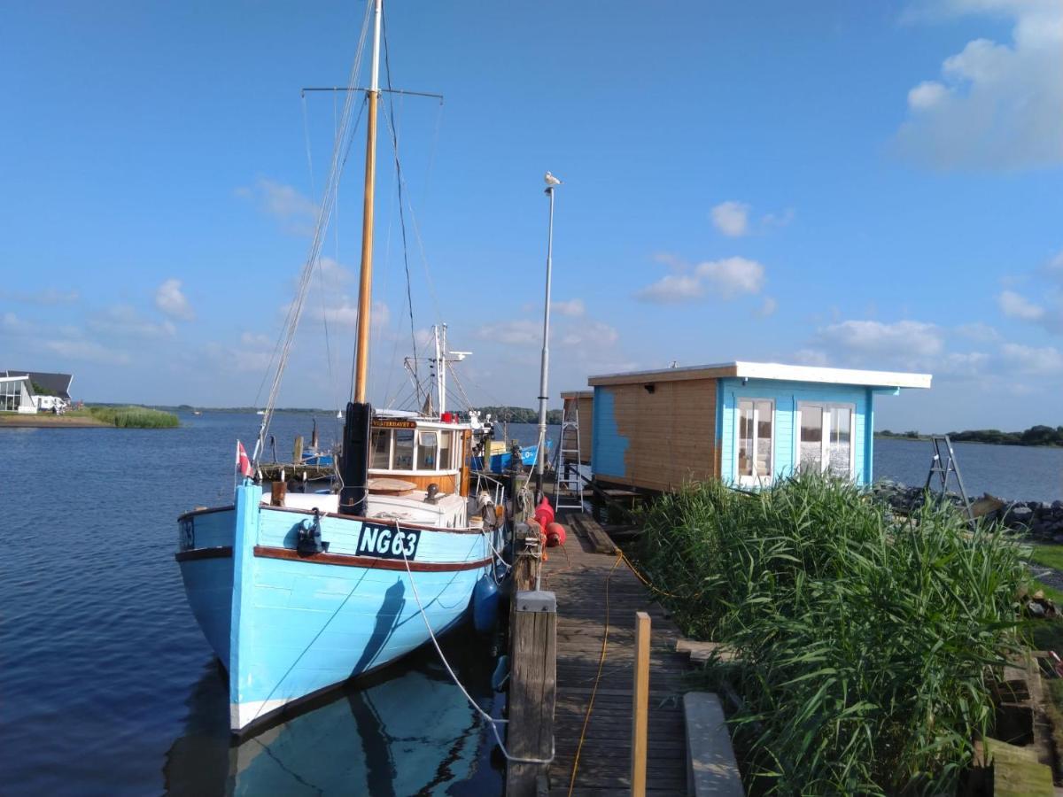 Waterhuisjes Op De Pier Van Lauwersmeerplezier! Lauwersoog Exteriör bild