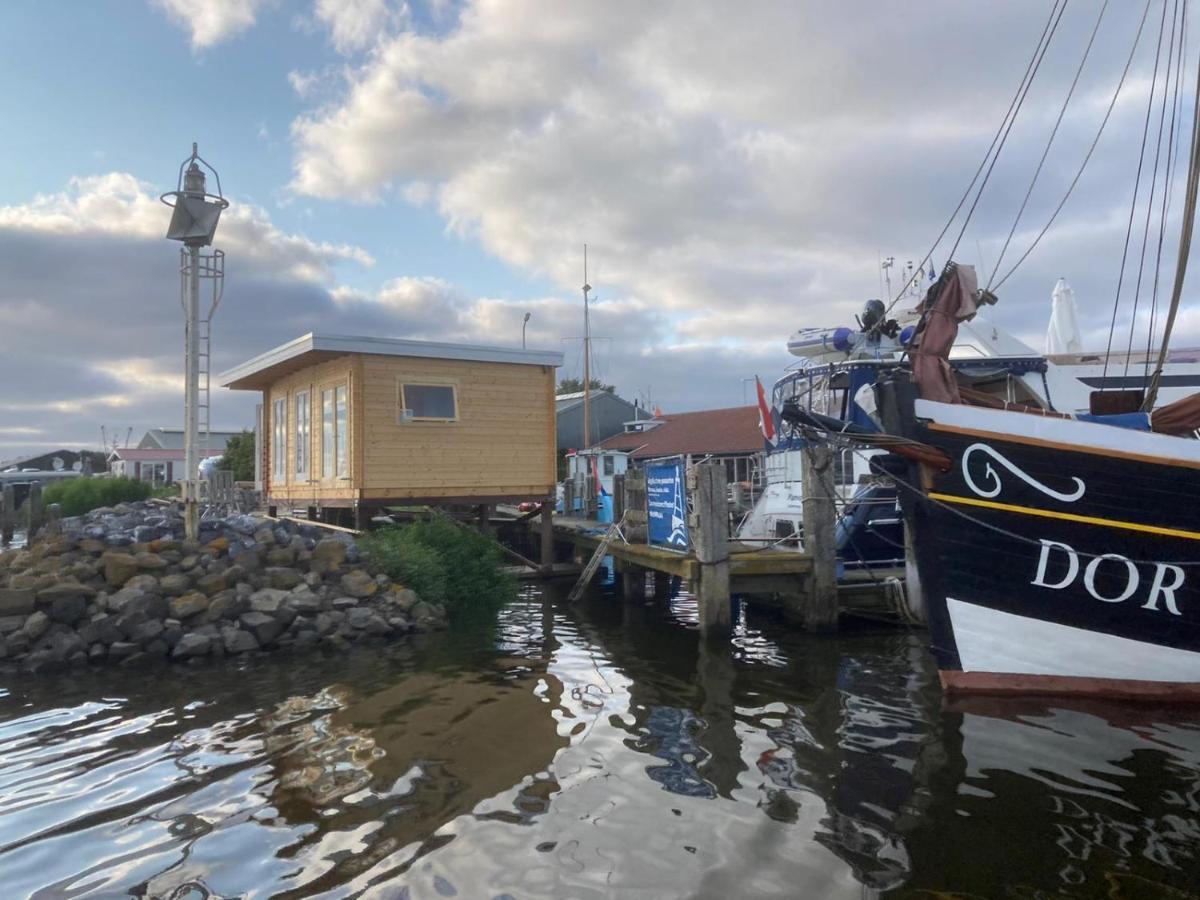 Waterhuisjes Op De Pier Van Lauwersmeerplezier! Lauwersoog Exteriör bild