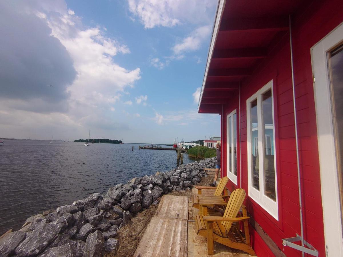 Waterhuisjes Op De Pier Van Lauwersmeerplezier! Lauwersoog Exteriör bild