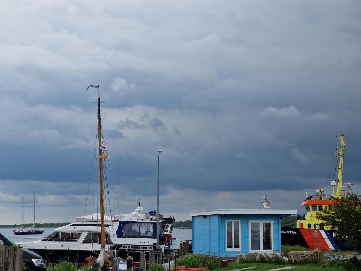 Waterhuisjes Op De Pier Van Lauwersmeerplezier! Lauwersoog Exteriör bild